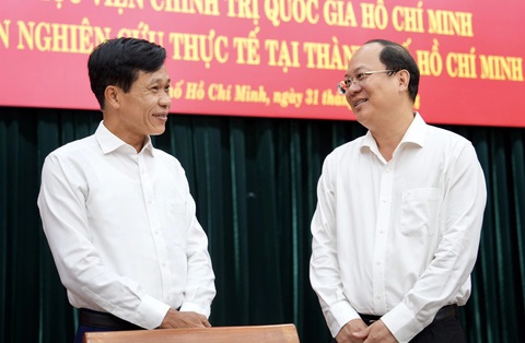 TP.HCM hoàn thiện đồng bộ thể chế, cơ chế chính sách trong thực hiện chính quyền đô thị- Ảnh 3. Ông Hoàng Phúc Lâm, phó giám đốc Học viện Chính trị quốc gia Hồ Chí Minh, trao đổi cùng Phó bí thư thường trực Thành ủy TP.HCM Nguyễn Hồ Hải - Ảnh: HỮU HẠNH