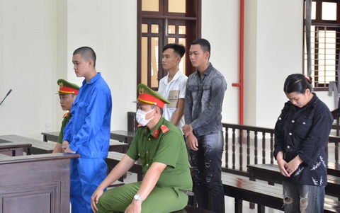 'Thử' súng mua trên mạng làm chết bạn, bị phạt 14 năm tù- Ảnh 1. Lợi và nhóm bị cáo liên quan việc dùng súng mua trên mạng bắn chết bạn - Ảnh: AN LONG