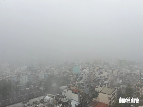 Áp thấp nhiệt đới thành bão số 1, TP.HCM mưa trắng trời- Ảnh 4. Mưa trắng trời tại quận Tân Bình chiều 31-5 - Ảnh: DUYÊN PHAN