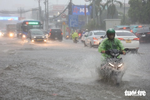 Áp thấp nhiệt đới thành bão số 1, TP.HCM mưa trắng trời- Ảnh 7. Mưa lớn khiến người dân đi lại khó khăn - Ảnh: NGỌC QUÝ