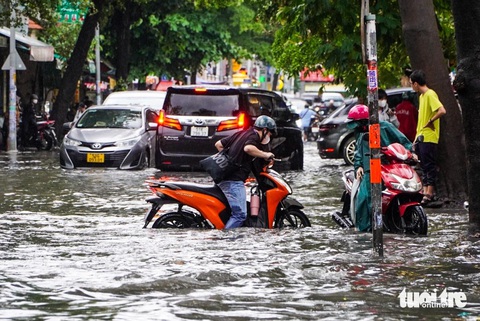 Đường Thảo Điền ngập sau cơn mưa chiều 31-5 - Ảnh: PHƯƠNG QUYÊN Đường Thảo Điền, TP Thủ Đức ngập sau cơn mưa chiều 31-5 - Ảnh: PHƯƠNG QUYÊN