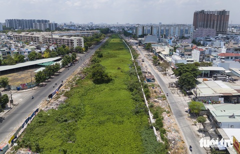Dự án kênh Tham Lương - Bến Cát: Còn 48 mặt bằng bị tái lấn chiếm- Ảnh 1. Gói thầu XL5 (từ cầu Bưng về cầu Tân Kỳ Tân Quý) lại vắng vẻ. Một số đoạn không có công nhân làm việc, rác rến bao vây - Ảnh: CHÂU TUẤN