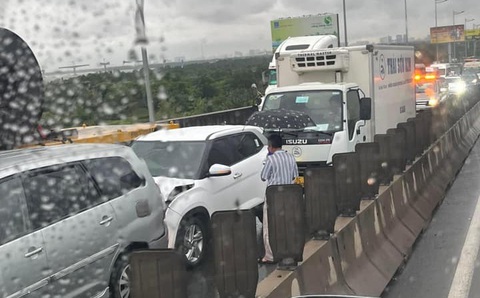 Tai nạn trên cao tốc TP.HCM - Long Thành, kẹt xe kéo dài hướng về Đồng Nai, Vũng Tàu- Ảnh 1. Tai nạn liên hoàn trên cầu Long Thành (cao tốc TP.HCM - Long Thành) khiến hàng ngàn xe kẹt cứng - Ảnh: THANH TÚ