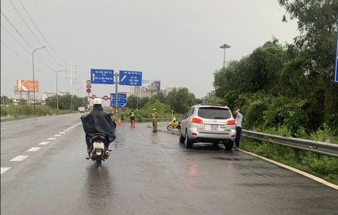 Tai nạn trên cao tốc TP.HCM - Long Thành, kẹt xe kéo dài hướng về Đồng Nai, Vũng Tàu- Ảnh 4. Lực lượng Cục Cảnh sát giao thông đóng cao tốc nút giao đường Võ Chí Công - đường dẫn cao tốc (nút giao Phú Hữu) - Ảnh: MINH CHÁNH