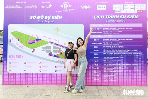 Giải chạy Đà Lạt Music Night Run mở màn Tuần lễ vàng du lịch- Ảnh 1. Du khách check-in tại sự kiện mở màn cho Tuần lễ vàng du lịch Lâm Đồng - Ảnh: M.V