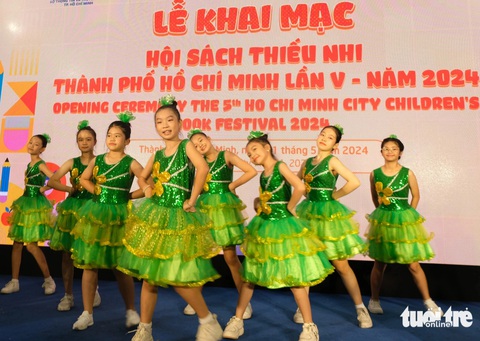 Các em thiếu nhi biểu diễn trong lễ khai mạc Hội sách thiếu nhi P.HCM lần 5 năm 2024 - Ảnh: LINH ĐOAN Các em thiếu nhi biểu diễn trong lễ khai mạc Hội sách thiếu nhi TP.HCM lần 5 năm 2024 - Ảnh: LINH ĐOAN