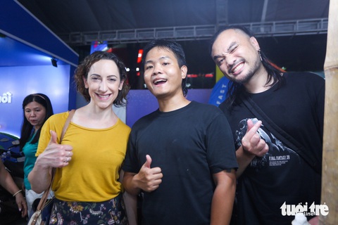 Không gian ẩm thực Lễ hội sông nước TP.HCM nườm nượp khách tham quan- Ảnh 3. Anh Anh Khoa (Việt kiều Úc) hào hứng khi được giới thiệu cho hai người bạn Úc của mình về văn hóa, ẩm thực Việt Nam trong chuyến về thăm quê hương - Ảnh: PHƯƠNG QUYÊN