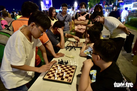Không gian ẩm thực Lễ hội sông nước TP.HCM nườm nượp khách tham quan- Ảnh 11. Ảnh: T.T.D.
