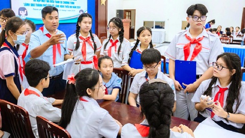 Khi trẻ em muốn lên tiếng- Ảnh 1. Các bạn nhỏ TP.HCM cùng hội ý các vấn đề, nêu đề xuất, kiến nghị chuẩn bị cho cuộc găp với lãnh đạo TP vào hôm nay (1-6) - Ảnh: Q.L.