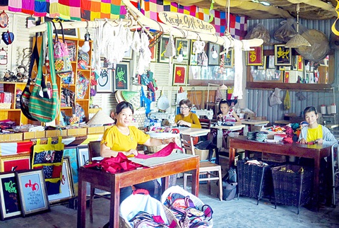 Cuộc thi Tái tạo Xanh: Biến rác thành túi xách, nhạc cụ…- Ảnh 1. Không gian rực rỡ các sản phẩm tái chế của các thành viên Vườn Tái Chế - Ảnh: LÂM THIÊN