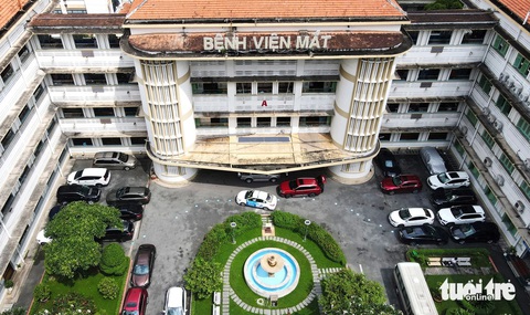 Quận 6 muốn dành khu đất 'đẹp' xây Bệnh viện Mắt TP.HCM cơ sở 2- Ảnh 1. Với diện tích khuôn viên chỉ khoảng 15.000m², Bệnh viện Mắt luôn đối mặt với tình trạng quá tải - Ảnh: DUYÊN PHAN