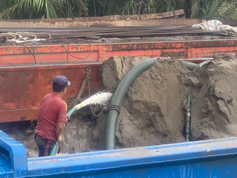 Sóc Trăng cấp giấy phép đầu tiên khai thác cát trên sông Hậu- Ảnh 1. Các công trình giao thông trọng điểm ở miển Tây đang thiếu cát san lấp - Ảnh: KHẮC TÂM