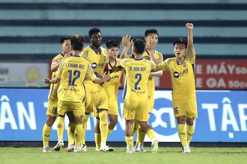 Toàn bộ đội hình CLB Sông Lam Nghệ có độ tuổi trung bình 23,8 trẻ nhất V-League 2023 - 2024 - Ảnh: NĐFC Toàn bộ đội hình CLB Sông Lam Nghệ An có độ tuổi trung bình 23,8, trẻ nhất V-League 2023 - 2024 - Ảnh: NĐFC