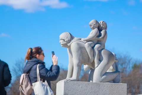 Công viên tượng khỏa thân độc nhất vô nhị ở Oslo- Ảnh 7. Những tượng điêu khắc người khỏa thân không mang lại cảm giác thô tục, trần trụi, mà đầy tính nghệ thuật, sáng tạo - Ảnh: NGÔ TRẦN HẢI AN