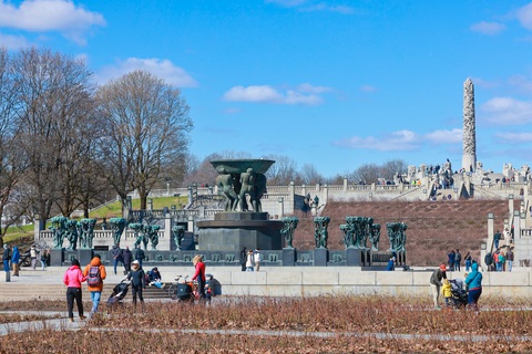 Công viên tượng khỏa thân độc nhất vô nhị ở Oslo- Ảnh 1. Nằm dọc theo một đại lộ trong công viên Frogner ở thành phố Oslo, công viên Vigeland là một trong những điểm tham quan hấp dẫn nhất của Na Uy, đồng thời là công viên điêu khắc lớn nhất thế giới - Ảnh: NGÔ TRẦN HẢI AN