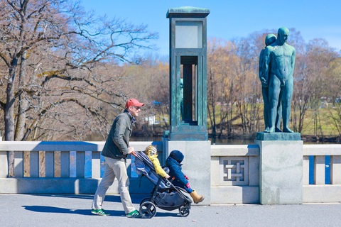 Công viên tượng khỏa thân độc nhất vô nhị ở Oslo- Ảnh 8. Đây không chỉ là điểm đến yêu thích của khách du lịch mà còn cả người dân Na Uy - Ảnh: NGÔ TRẦN HẢI AN