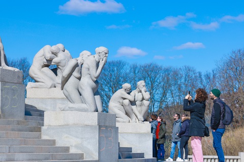 Công viên tượng khỏa thân độc nhất vô nhị ở Oslo- Ảnh 4. Đến thăm thủ đô Oslo vào mùa hè, bạn có thể thấy hàng trăm người dân Na Uy cắm trại hay tham gia những bữa tiệc nướng ngoài trời giữa không gian tượng điêu khắc khỏa thân nghệ thuật tại công viên Vigeland - Ảnh: NGÔ TRẦN HẢI AN