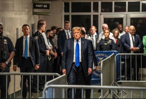 Ông Trump bị kết tội hình sự, tuyên án vào tháng 7- Ảnh 1. Cựu tổng thống Mỹ Donald Trump bước đi sau khi bồi thẩm đoàn kết luận ông phạm 34 tội danh trong phiên tòa hình sự tại Tòa án Tối cao bang New York ở TP New York, bang New York, Mỹ ngày 30-5 - Ảnh: REUTERS