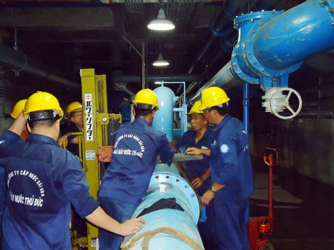 Cuối tuần này, 14 quận huyện nào ở TP.HCM bị cúp nước?- Ảnh 1. Việc cúp nước và yếu nước nằm trong thời gian sửa chữa hầm đo lượng nước - Ảnh: Sawaco