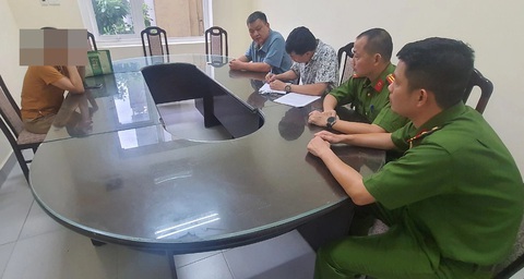 Bị nhắc vì đốt vàng mã ở cầu thang khu tập thể, người phụ nữ nói 'ở đây 40 năm chưa cháy bao giờ'- Ảnh 2. Công an làm việc và xử phạt hành chính với bà H. - Ảnh: Công an cung cấp
