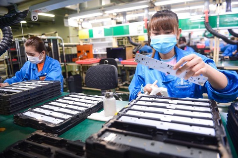 Đầu tư tại Việt Nam: Còn xin - cho, còn khó 'vũ bão'- Ảnh 1. Công nhân làm việc tại Công ty Vexos (100% vốn nước ngoài) trong Khu chế xuất Tân Thuận (quận 7, TP.HCM) - Ảnh: QUANG ĐỊNH