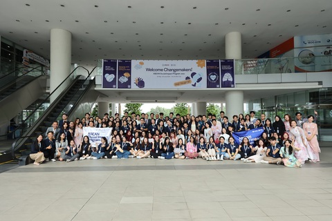 100 sinh viên từ 11 nước Đông Nam Á đến TP.HCM tìm kiếm ý tưởng dự án xã hội- Ảnh 2. Sinh viên từ Đông Nam Á về Trường đại học Fulbright Việt Nam - Ảnh: BÍCH PHƯƠNG