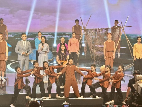 Một tiết mục biểu diễn trong Hát giữa trùng khơi - Ảnh: VTV Một tiết mục biểu diễn trong Hát giữa trùng khơi - Ảnh: VTV