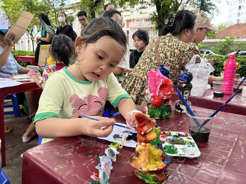 Bệnh nhi được cắt tóc, chụp hình, xem ảo thuật... tại 'Ngày hội tuổi thơ'- Ảnh 4. Được vui chơi, nhiều bệnh nhi như khỏe hẳn lên,