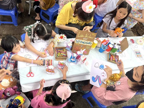 Bệnh nhi được cắt tóc, chụp hình, xem ảo thuật... tại 'Ngày hội tuổi thơ'- Ảnh 1. Các bệnh nhi tham gia tô màu - Ảnh: THÙY DƯƠNG