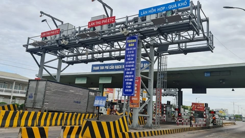 Từ 10-6, cấm xe tải 3 trục qua cầu Rạch Miễu giờ cao điểm- Ảnh 1. Ngày 31-5, các cơ quan chức năng đã treo thông báo về việc cấm xe tải 3 trục qua cầu Rạch Miễu trong thời gian cao điểm hằng ngày - Ảnh: MẬU TRƯỜNG