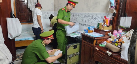 Bắt thêm nghi phạm vẽ 'dự án ma' lừa đảo hàng trăm tỉ ở Phú Quốc- Ảnh 2. Lực lượng cảnh sát khám xét chỗ ở của Nguyễn Văn Nguyên, thu giữ nhiều tài liệu và tang vật liên quan vụ án - Ảnh: VĂN VŨ