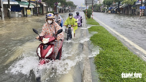 2 năm nữa, phố trung tâm Đà Nẵng sẽ bớt ngập- Ảnh 3. Nhiều tuyến đường trung tâm Đà Nẵng ngập sâu vào đợt mưa tháng 10 năm ngoái - Ảnh: TRƯỜNG TRUNG