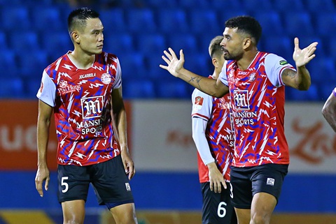 Trọng tài FIFA can cầu thủ Bình Dương trả đũa- Ảnh 2. Trung vệ Minh Tùng (trái) cũng cãi nhau với Patino cuối trận - Ảnh: QUANG THỊNH