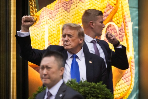 Ông Trump xuất hiện sau khi bị bồi thẩm đoàn tuyên có tội ngày 30-5 - Ảnh: REUTERS Ông Trump xuất hiện sau khi bị bồi thẩm đoàn tuyên có tội ngày 30-5 - Ảnh: REUTERS