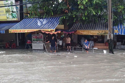 Dự án chống ngập hơn 23 tỉ đi vào hoạt động, ‘rốn ngập’ Biên Hòa vẫn lênh láng nước- Ảnh 2. Nước tràn lên bờ, ngập sâu khiến nhiều hộ kinh doanh phải ngừng buôn bán - Ảnh: A LỘC