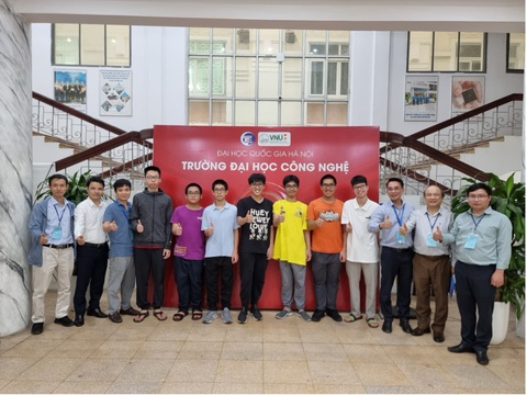 Việt Nam đứng đầu Đông Nam Á kỳ thi Olympic Tin học châu Á- Ảnh 1. 7 thí sinh đoạt giải Olympic Tin học châu Á và các thầy trong ban tổ chức tại Trường đại học Công nghệ - Đại học Quốc gia Hà Nội - Ảnh: Bộ GD-ĐT