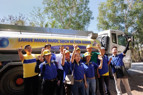 Bia Larue mang 640.000 lít nước sinh hoạt về với Tiền Giang- Ảnh 1. 640.000 lít nước sinh hoạt đã được bia Larue mang đến người dân vùng xâu, vùng xa tỉnh Tiền Giang