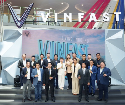 VinFast ký hợp tác với 4 đại lý đầu tiên tại Philippines- Ảnh 4. CEO VinFast Philippines (áo trắng, ở giữa) cùng các khách mời tại sự kiện. Ảnh: Đ.H