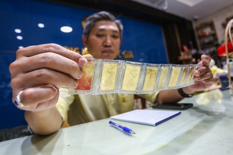Giá vàng sập nhanh, có nơi bán ra chỉ còn 86 triệu đồng/lượng- Ảnh 1. Hôm nay giá vàng miếng SJC tiếp tục giảm sâu - Ảnh: PHƯƠNG QUYÊN