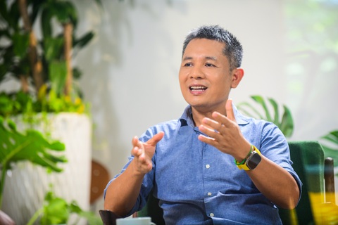 Đi cùng thương hiệu: Bí quyết quảng bá thương hiệu trên truyền thông quốc tế- Ảnh 1. Ông Nguyễn Châu Á - Tổng Giám đốc công ty Oxalis chia sẻ trong tập 7 của talkshow 'Đi cùng thương hiệu' mùa 2 - Ảnh: QUANG ĐỊNH