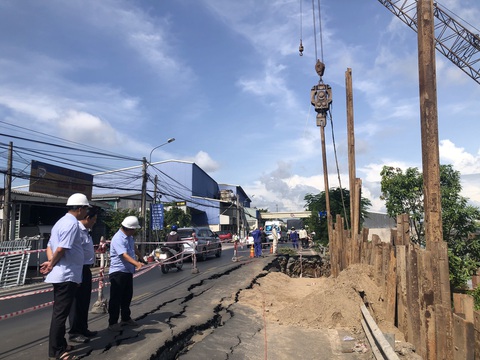 Phân luồng xe vào tuyến tránh Long Xuyên để né sạt lở quốc lộ 80- Ảnh 1. Phương tiện di chuyển tạm vào tuyến tránh Long Xuyên để né sạt lở trên quốc lộ 80 - Ảnh: N.C.