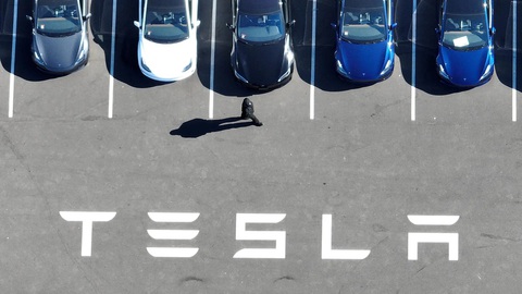 Nhìn từ trên không, những chiếc xe Tesla hoàn toàn mới nằm trong bãi đậu xe tại nhà máy Tesla vào ngày 19-10-2022 ở Fremont, California - Ảnh: Getty Tăng trưởng xe điện suy giảm là câu chuyện toàn thị trường hay của vài trường hợp cá biệt? - Ảnh: Getty