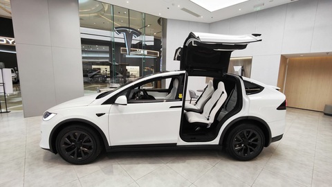 Xe điện không gặp khó, chỉ có Tesla thôi!- Ảnh 3. Do chiếm tới hơn nửa thị phần, những gì diễn ra ở Tesla cũng sẽ tác động tới cả thị trường - Ảnh: CNN
