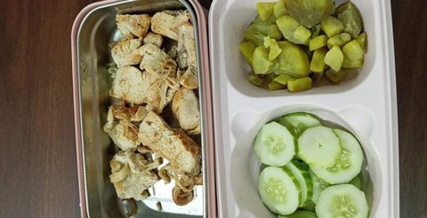 Dân mạng bàn rôm rả câu chuyện cô gái sống ở TP.HCM lương 10 triệu, tiết kiệm được 3 triệu- Ảnh 3. Những phần cơm của Minh Châu vẫn có đủ món, đủ chất và tiết kiệm - Ảnh: MINH CHÂU