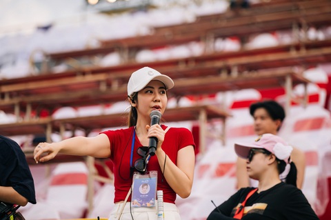Tổng đạo diễn Lê Hải Yến đang chỉ đạo tập luyện Tổng đạo diễn Lê Hải Yến đang chỉ đạo tập luyện
