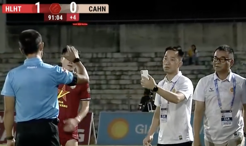 CLB Công An Hà Nội đối mặt với án phạt từ ban kỷ luật- Ảnh 2. Phó trưởng đoàn Lê Xuân Hải cầm điện thoại quay trọng tài - Ảnh chụp màn hình