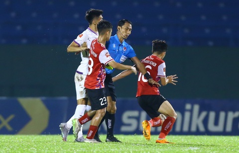 Trọng tài FIFA can cầu thủ Bình Dương trả đũa- Ảnh 1. Trọng tài FIFA Lê Vũ Linh can thiệp Việt Cường (áo trắng) - Ảnh: QUANG THỊNH