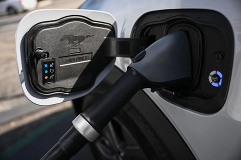 Xe điện không gặp khó, chỉ có Tesla thôi!- Ảnh 4. Dựa trên dữ liệu, Công ty nghiên cứu và phân tích thị trường Cox Automotive dự đoán xe điện sẽ chiếm 10% thị phần bán xe mới ở Mỹ trong năm 2024 này - Ảnh: Getty