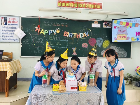 Trích lương 'ba cọc ba đồng', cô giáo trẻ tự mua quà khen tặng trò cuối năm- Ảnh 2. Những buổi sinh nhật của các con được cô bỏ tiền túi ra tổ chức - Ảnh: L.T.