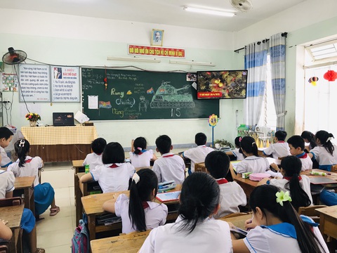 Trích lương 'ba cọc ba đồng', cô giáo trẻ tự mua quà khen tặng trò cuối năm- Ảnh 3. Những ngày lễ lớn của đất nước được cô giáo đưa vào bài giảng sinh động để học sinh nắm bắt - Ảnh: L.T.
